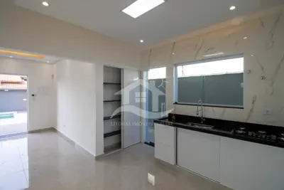 Casa - Térrea com Edícula com 3 dormitórios (sendo 1 suite(s)) a 600,00 metros praia.