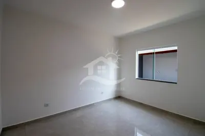 Casa - Térrea com Edícula com 3 dormitórios (sendo 1 suite(s)) a 600,00 metros praia.