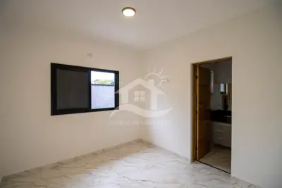 Casa - Térrea com 2 dormitórios (sendo 1 suite(s)) a 1500,00 metros praia.