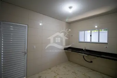 Casa - Térrea com 3 dormitórios (sendo 1 suite(s)) a 1500,00 metros praia.