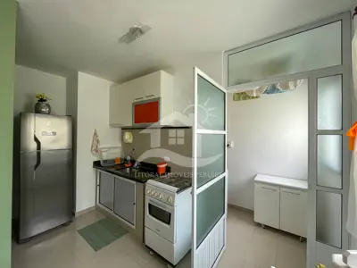 Apartamento - Alto com 2 dormitórios  a 650,00 metros praia.