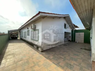 Casa - Térrea com piscina com 4 dormitórios (sendo 2 suite(s)) a 700,00 metros praia.