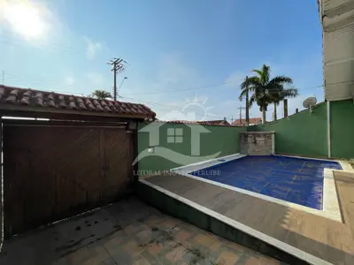 Casa - Térrea com piscina com 4 dormitórios (sendo 2 suite(s)) a 700,00 metros praia.