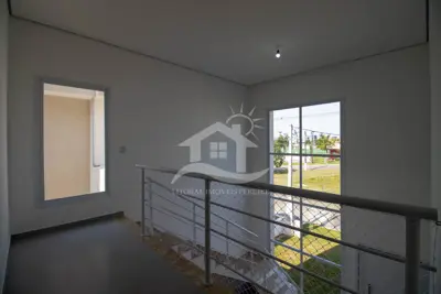 Casa - Sobrado com 4 dormitórios (sendo 2 suite(s)) a 1200,00 metros praia.