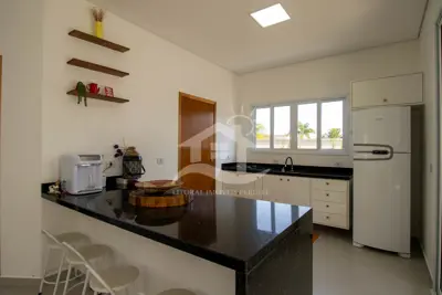 Casa - Sobrado com 4 dormitórios (sendo 2 suite(s)) a 1200,00 metros praia.