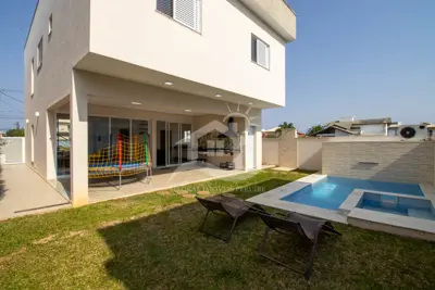 Casa - Sobrado com 4 dormitórios (sendo 2 suite(s)) a 1200,00 metros praia.