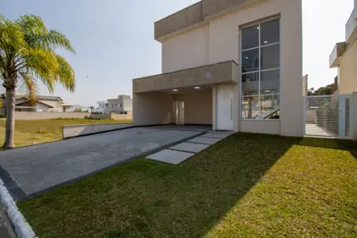 Casa - Sobrado com 4 dormitórios (sendo 2 suite(s)) a 1200,00 metros praia.