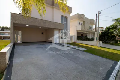 Casa - Sobrado com 4 dormitórios (sendo 2 suite(s)) a 1200,00 metros praia.