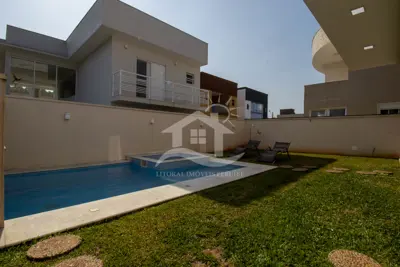 Casa - Sobrado com 4 dormitórios (sendo 2 suite(s)) a 1200,00 metros praia.