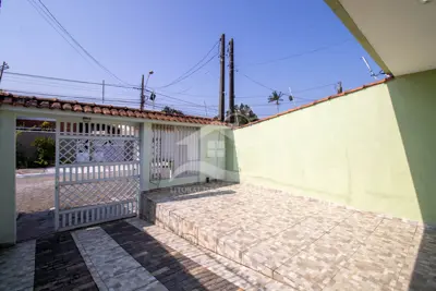 Casa - Térrea com 2 dormitórios (sendo 1 suite(s)) a 900,00 metros praia.