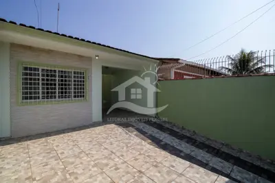 Casa - Térrea com 2 dormitórios (sendo 1 suite(s)) a 900,00 metros praia.