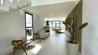 Casa - Sobrado Novo com 4 quartos (sendo 4 suite(s)) a 1000,00 metros praia.