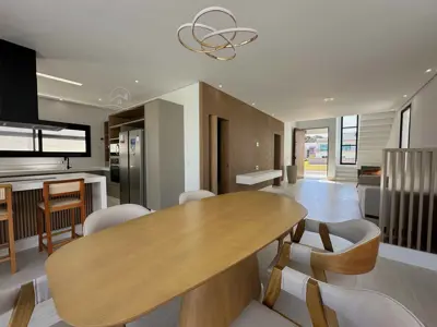 Casa - Sobrado Novo com 4 quartos (sendo 4 suite(s)) a 1000,00 metros praia.