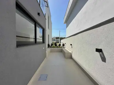 Casa - Sobrado Novo com 4 quartos (sendo 4 suite(s)) a 1000,00 metros praia.