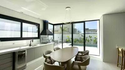 Casa - Sobrado Novo com 4 quartos (sendo 4 suite(s)) a 1000,00 metros praia.