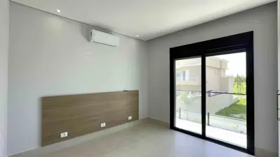 Casa - Sobrado Novo com 4 quartos (sendo 4 suite(s)) a 1000,00 metros praia.