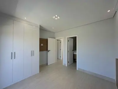 Casa - Sobrado Novo com 4 quartos (sendo 4 suite(s)) a 1000,00 metros praia.