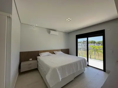 Casa - Sobrado Novo com 4 quartos (sendo 4 suite(s)) a 1000,00 metros praia.