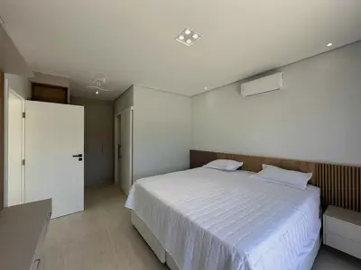 Casa - Sobrado Novo com 4 quartos (sendo 4 suite(s)) a 1000,00 metros praia.