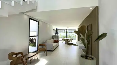 Casa - Sobrado Novo com 4 quartos (sendo 4 suite(s)) a 1000,00 metros praia.