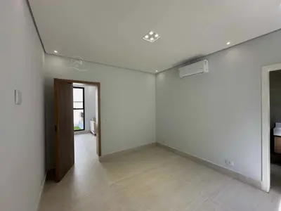Casa - Sobrado Novo com 4 quartos (sendo 4 suite(s)) a 1000,00 metros praia.