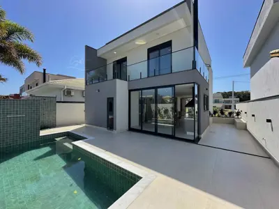 Casa - Sobrado Novo com 4 quartos (sendo 4 suite(s)) a 1000,00 metros praia.