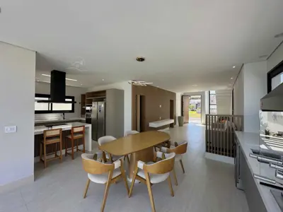 Casa - Sobrado Novo com 4 quartos (sendo 4 suite(s)) a 1000,00 metros praia.