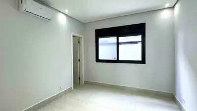 Casa - Sobrado Novo com 4 quartos (sendo 4 suite(s)) a 1000,00 metros praia.