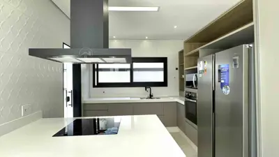 Casa - Sobrado Novo com 4 quartos (sendo 4 suite(s)) a 1000,00 metros praia.