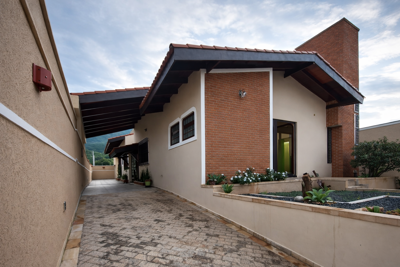 Casa - Térrea com Edícula com 4 quartos (sendo 2 suite(s)) a 210,00 metros praia.