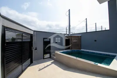 Casa - Térrea com piscina com 2 dormitórios (sendo 1 suite(s)) a 2,50 metros praia.