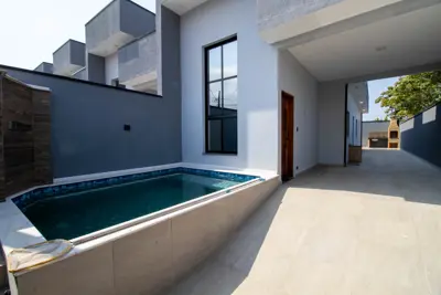 Casa - Térrea com piscina com 2 dormitórios (sendo 1 suite(s)) a 2,50 metros praia.