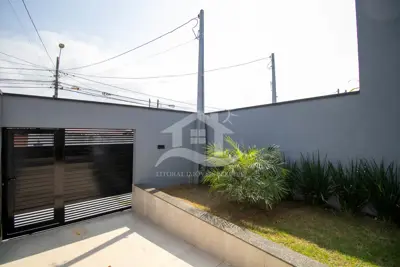 Casa - Térrea com 2 dormitórios (sendo 1 suite(s)) a 2,50 metros praia.