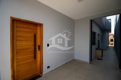 Casa - Térrea com 2 dormitórios (sendo 1 suite(s)) a 2,50 metros praia.