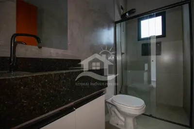 Casa - Térrea com 2 dormitórios (sendo 1 suite(s)) a 2,50 metros praia.