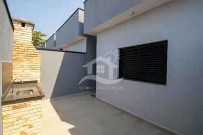 Casa - Térrea com 2 dormitórios (sendo 1 suite(s)) a 2,50 metros praia.