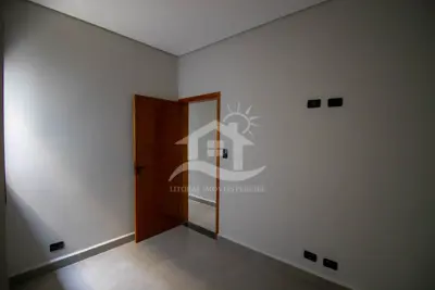 Casa - Térrea com 2 dormitórios (sendo 1 suite(s)) a 2,50 metros praia.