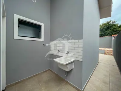 Casa - Térrea com 2 dormitórios (sendo 1 suite(s)) a 900,00 metros praia.