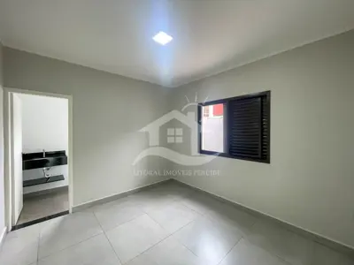 Casa - Térrea com 2 dormitórios (sendo 1 suite(s)) a 900,00 metros praia.