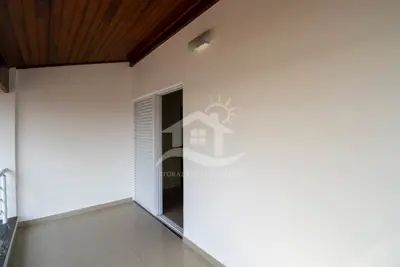 Casa - Sobrado Triplex com 6 dormitórios (sendo 2 suite(s)) a 800,00 metros praia.