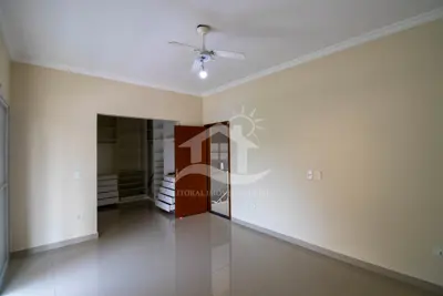 Casa - Sobrado Triplex com 6 dormitórios (sendo 2 suite(s)) a 800,00 metros praia.