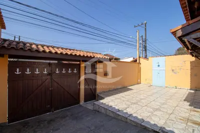 Casa - Térrea com 3 dormitórios  a 300,00 metros praia.