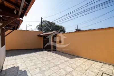 Casa - Térrea com 3 dormitórios  a 300,00 metros praia.