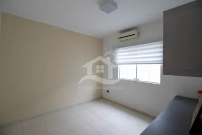 Casa - Sobrado com 3 dormitórios (sendo 2 suite(s)) a 1200,00 metros praia.