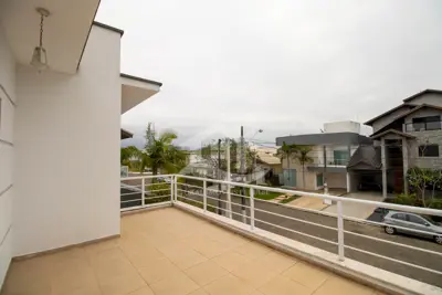 Casa - Sobrado com 3 dormitórios (sendo 2 suite(s)) a 1200,00 metros praia.