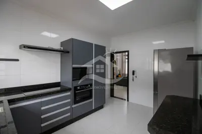 Casa - Sobrado com 3 dormitórios (sendo 2 suite(s)) a 1200,00 metros praia.