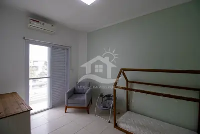 Casa - Sobrado com 3 dormitórios (sendo 2 suite(s)) a 1200,00 metros praia.