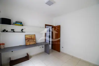 Casa - Sobrado com 3 dormitórios (sendo 2 suite(s)) a 1200,00 metros praia.
