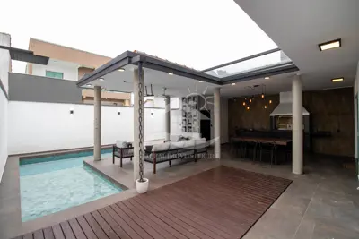 Casa - Sobrado com 3 dormitórios (sendo 2 suite(s)) a 1200,00 metros praia.