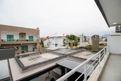 Casa - Sobrado com 3 dormitórios (sendo 2 suite(s)) a 1200,00 metros praia.